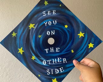 Topo de bolo de formatura Coraline pintado à mão