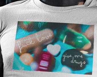Putain d&#39;amour, donne-moi de la drogue t-shirt | Baise ma vie t-shirt | Putain de t-shirt | Cadeau de rupture | T-shirt grossier | Vêtements de festivals | Chemise drôle