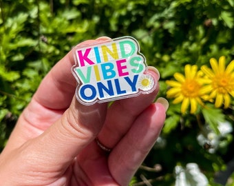 Spilla smaltata Kind Vibes Only: spilla in acrilico con positività