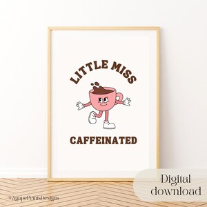 Könnte beinhalten: Ein druckbarer digitaler Download einer rosa Kaffeetasse mit einem Gesicht und dem Text "Little Miss Caffeinated".