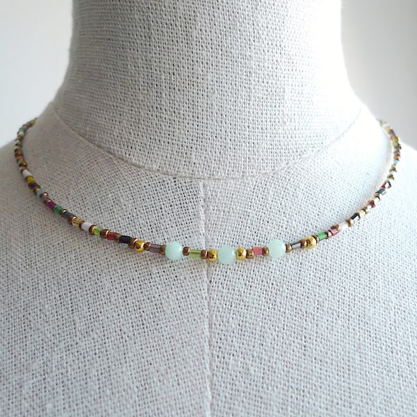 Collier de perles multicolores, collier minimaliste à superposer, bijou artisanal, cadeau pour elle, cadeau d'anniversaire pour femme
