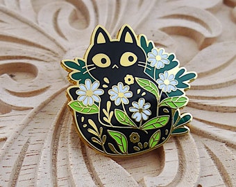 Black cat pin, hard enamel, summer flowers, gold, animal jewelry, cute cat, cute animal, small gift, summer pin, birthday, gift for her