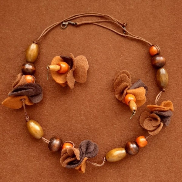 Sweet Pumpkin | Gratis shipping within Ireland | Felt balls | Necklace and earrings | Woollen artisanal duo | Jewellery gift from Galway