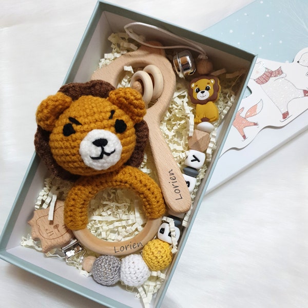 Holz Löwe | Lion Schnullerkette | Crochet Rattle | Holz Rattle mit Namen für Mädchen und Jungen- Holz Laser Engraving mit Geschenkbox