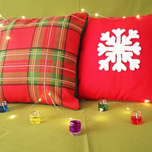 Funda de almohada decorativa de lino rojo y verde, juego de 2 fundas de almohada navideñas, adorno de copo de nieve de Año Nuevo de diseño personalizado, almohadas bordadas con punzón