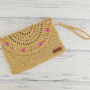 Bolso de clutch de ganchillo de cuerda de rafia beige, decorado con colorido bolso de cuentas y conchas marinas, estilo correa de muñeca, accesorio de regalo para ella