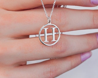 Personalisierter kleiner Buchstabe im Kreis Halskette * Zierliche Kreis Symbol Anfangshalskette * Individuelle Buchstabenhalskette * Geschenk