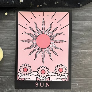 Impresión artística de la carta del Tarot del Sol, Brujería pastel mágica y espeluznante, Postal gótica mística de Halloween, Conjunto gótico de bruja oscura, Decoración de magia celestial