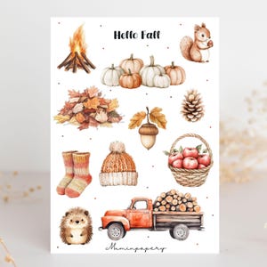 Op de afbeelding: Waterverfillustratie met herfstthema's. Toont pompoenen, een eekhoorn, een mand met appels, een rode vrachtwagen met boomstammen, een egel, een kampvuur en de tekst "Hello Fall". Inclusief een gebreide muts, sokken, een dennenappel en een eikel.