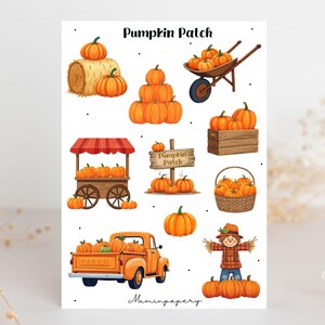 Könnte beinhalten: Eine Sammlung von Aquarellillustrationen mit Kürbissen und herbstlichen Elementen. Enthält einen Heuballen, eine Schubkarre, eine Holzkiste, einen Korb, einen Wagen, einen Lastwagen und eine Vogelscheuche, alle gefüllt mit orangefarbenen Kürbissen. Der Text "Pumpkin Patch" steht oben.