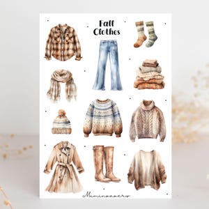 Könnte beinhalten: Aquarell-Illustration von Herbstkleidung. Enthält ein kariertes Hemd, Jeans, Schal, Mütze, Pullover, Mantel, Stiefel, Strickjacke und Socken. Der Text "Fall Clothes" steht oben auf dem Bild.