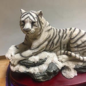 HAGA UNA OFERTA: Majestuoso tigre blanco en la nieve