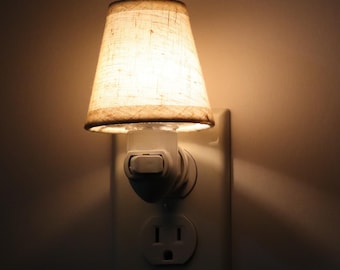 Lámpara de noche vintage con enchufe - Pantalla de tela de lino, bombilla LED reemplazable de 0,5 W e interruptor de encendido/apagado.