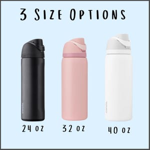 Puede incluir: Tres botellas de agua aisladas en negro, rosa y blanco, cada una con tapa abatible. Las botellas est&aacute;n etiquetadas con sus tama&ntilde;os: 710 ml, 946 ml y 1183 ml. El texto "3 SIZE OPTIONS" est&aacute; en la parte superior.