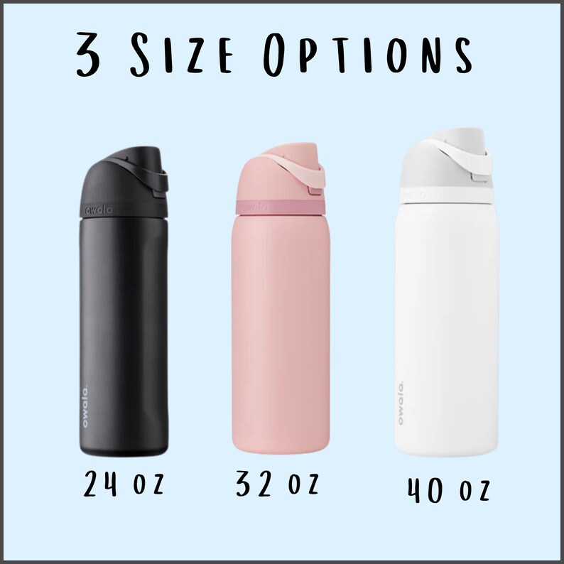 Puede incluir: Tres botellas de agua aisladas en negro, rosa y blanco, cada una con tapa abatible. Las botellas est&aacute;n etiquetadas con sus tama&ntilde;os: 710 ml, 946 ml y 1183 ml. El texto "3 SIZE OPTIONS" est&aacute; en la parte superior.