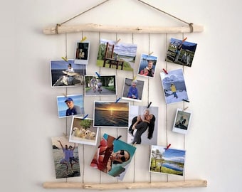 Porta-retratos vertical de madeira natural com barbante e mini prendedores para fotos, ideal para exibir memórias fotográficas e presentear com ideias para presentes.