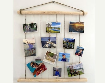 Porta-retratos de madeira natural com barbante e mini prendedores para fotos, ideal para exibir imagens na parede. Perfeito para presentear.