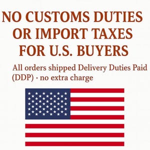 Pu&ograve; includere: Testo su sfondo bianco con la scritta "NO CUSTOMS DUTIES OR IMPORT TAXES FOR U.S. BUYERS". Sotto, la bandiera americana. Il testo indica anche "All orders shipped Delivery Duties Paid (DDP) no extra charge."