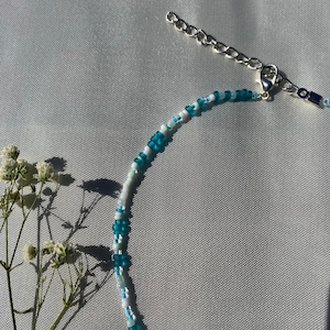 Collares de perlas ajustados en azul y blanco. imagen 2
