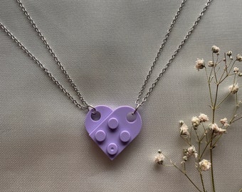 Cadena de amistad con un bloque de construcción y dos cadenas de corazones.