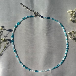 Collares de perlas ajustados en azul y blanco. imagen 1