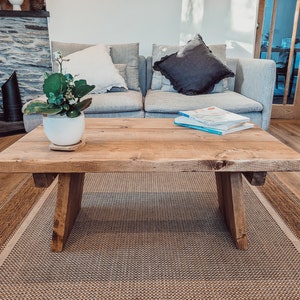 DIAN Rustikaler Couchtisch aus Holz Mit Abgewinkelten Beinen
