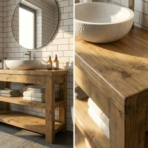 K&ouml;nnte beinhalten: Ein rustikaler Badezimmer-Waschtisch aus Holz mit nat&uuml;rlicher Maserung, zwei offenen Ablagef&auml;chern und einem wei&szlig;en Aufsatzwaschbecken mit geh&auml;mmertem Muster. Der Waschtisch ist mit einer silbernen Armatur und zwei bernsteinfarbenen Seifenspendern ausgestattet.