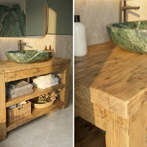 K&ouml;nnte beinhalten: Ein Badezimmerwaschtisch aus hellbraunem Holz mit rechteckigem Rahmen und zwei offenen Ablagen. Ein rundes Aufsatzwaschbecken aus gr&uuml;nem Marmor mit wei&szlig;er Maserung steht auf der Oberfl&auml;che, erg&auml;nzt durch eine Metallarmatur und wei&szlig;e Flaschen.