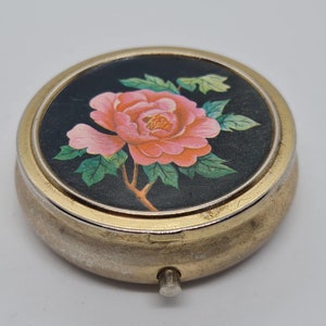 Vintage Silver Tone Metal and Floral Design Lid Vintage Compact Trinket Ring Pill Snuff Box - 5cm in Diameter