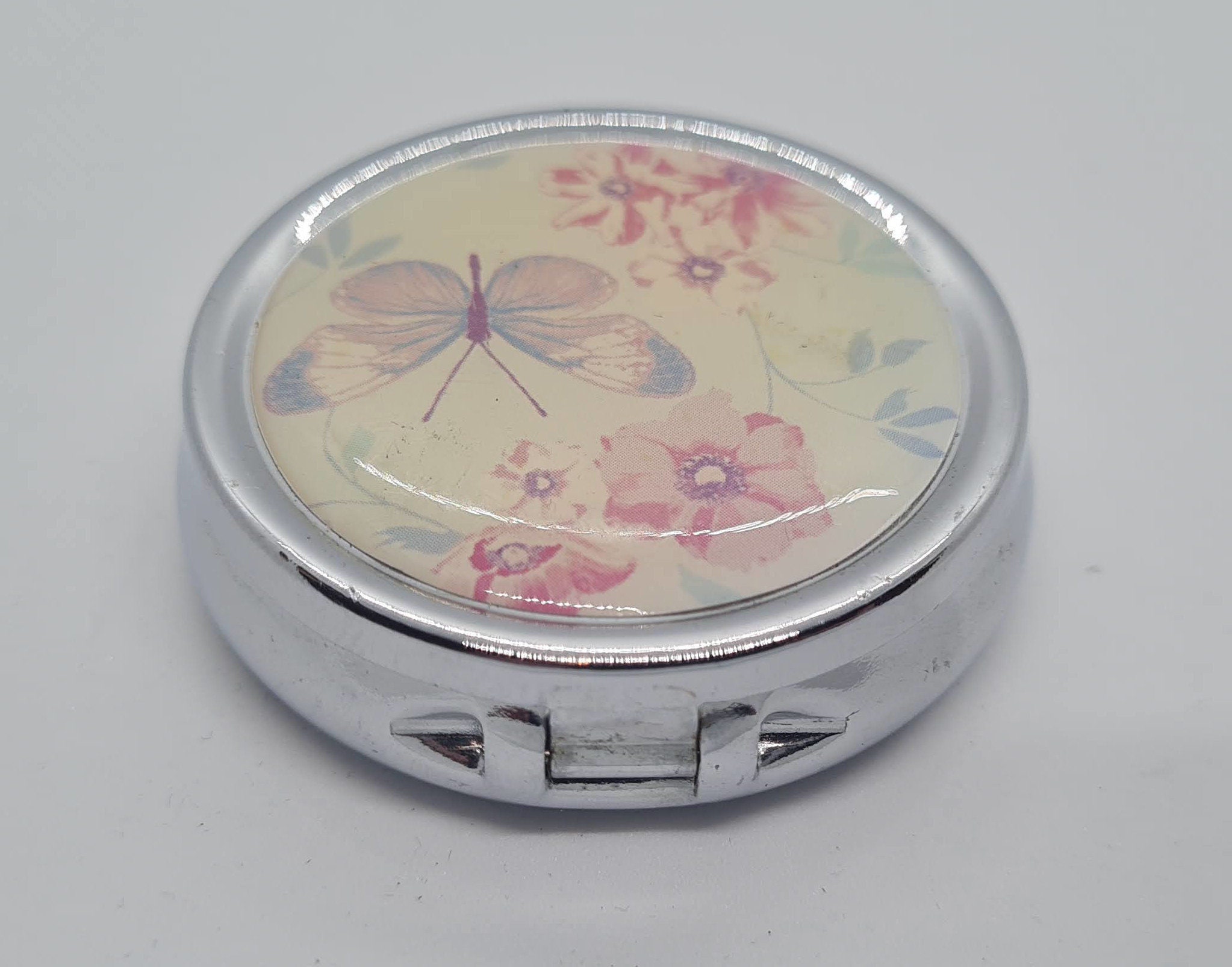Butterfly Design Silver Tone Metal Vintage Compact Trinket Ring Pill Box  With Tri Compartment 5cm Diameter 