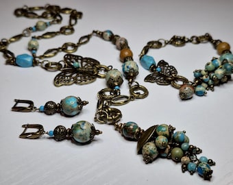 Conjunto de collar, pulsera y pendientes Bronze Butterfly Turquoise y Blue Emperor con colgante desmontable.