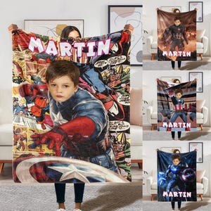 Peut inclure: Une couverture personnalisée Captain America avec le nom "MARTIN" en blanc. Le design est inspiré d'une bande dessinée, avec l'image d'un jeune garçon intégrée dans l'illustration.