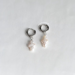 Pendientes de cruz de perlas naturales unisex, aros de acero inoxidable, perlas de agua dulce, pendientes de botón, plata, oro, estilo Y2K, regalo para damas de honor, regalo de cumpleaños para ella.