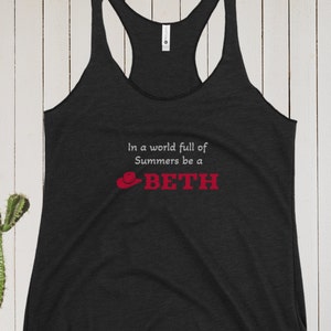 Könnte beinhalten: Schwarzes Tanktop mit einer weißen Grafik, auf der "In a world full of Summers be a BETH" steht, mit einem roten Cowboyhut-Motiv über dem Namen.