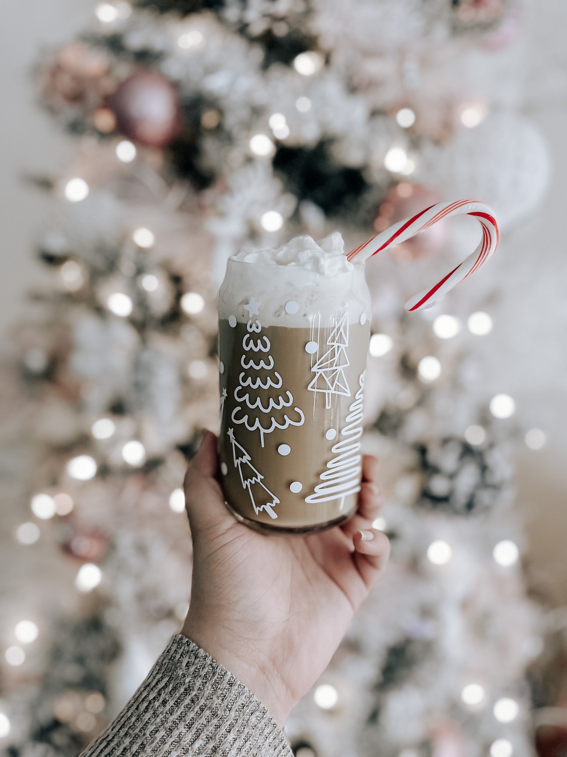 Joyseller Christmas Gifts, Christmas Iced Coffee Can Glass, 16oz Christmas  Glass Cup with Lid and Straw, Xmas Tumbler Beer Can Glass, Christmas