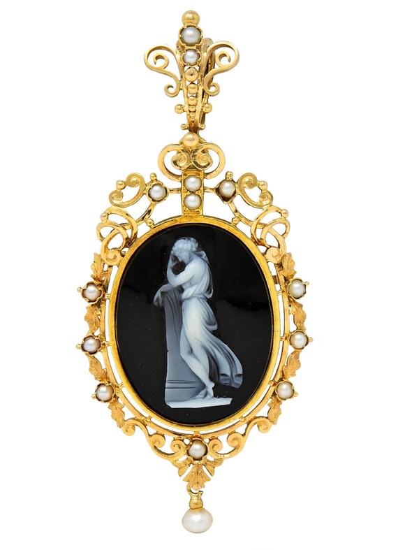 French Victorian Pearl Carved Agate Onyx 18 Karat 