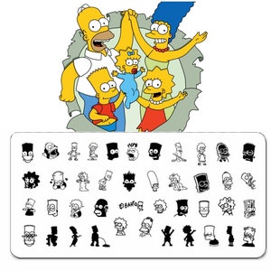 Puede incluir: Una imagen en blanco y negro de la familia Simpson, incluyendo a Homer, Marge, Bart, Lisa y Maggie. La imagen es una hoja de pegatinas para uñas con varias imágenes de los personajes de los Simpson.