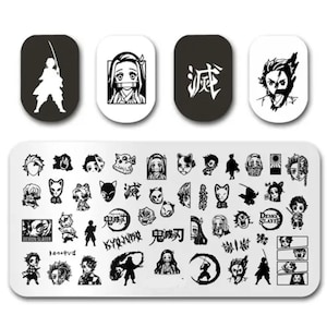 Puede incluir: Una placa de estampado para nail art en blanco y negro con una variedad de diseños que representan personajes de la serie de anime Demon Slayer. Los diseños incluyen personajes como Tanjiro Kamado, Nezuko Kamado, Zenitsu Agatsuma, Inosuke Hashibira y Giyu Tomioka. La placa también incluye texto en japonés, como "Demon Slayer" y "Kimetsu no Yaiba".