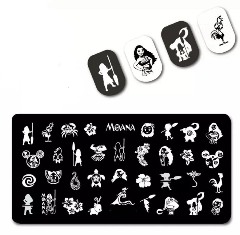 Puede incluir: Placa de estampado para nail art en blanco y negro con la palabra "Moana" e im&aacute;genes de Moana, Maui, Pua, Hei Hei y otros personajes de la pel&iacute;cula de Disney Moana.