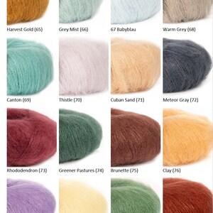 K&ouml;nnte beinhalten: Eine Sammlung von 15 Garnkn&auml;uel in verschiedenen Farben, darunter Erntegold, Grauer Nebel, Babyblau, Warmes Grau, Kanton, Distel, Kubanischer Sand, Meteorgrau, Rhododendron, Gr&uuml;nere Weiden, Br&uuml;nette, Ton, Lila Nebel, Sanftes Gelb, Myrte und Rostbraun.