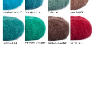 K&ouml;nnte beinhalten: Eine Sammlung von Garnkn&auml;uel in verschiedenen Farben, darunter Hawaiian Ocean, Storm Blue, Trellis, Brownie, North Sea, Ultramarine Green, Dark Mahogany und Rio Red. Jedes Kn&auml;uel ist mit seinem Farbnamen und seiner Nummer gekennzeichnet.