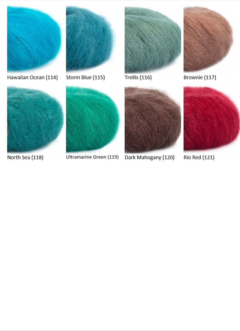 K&ouml;nnte beinhalten: Eine Sammlung von Garnkn&auml;uel in verschiedenen Farben, darunter Hawaiian Ocean, Storm Blue, Trellis, Brownie, North Sea, Ultramarine Green, Dark Mahogany und Rio Red. Jedes Kn&auml;uel ist mit seinem Farbnamen und seiner Nummer gekennzeichnet.