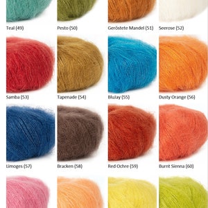 K&ouml;nnte beinhalten: Eine Sammlung von 15 Garnkn&auml;uel in verschiedenen Farben, darunter T&uuml;rkis, Gr&uuml;n, Orange, Wei&szlig;, Rot, Blau, Braun, Rosa, Gelb und Limettengr&uuml;n. Jedes Kn&auml;uel besteht aus einem weichen, flauschigen Garn mit einer flauschigen Textur.