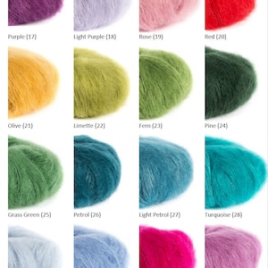 K&ouml;nnte beinhalten: Eine Sammlung von 16 Garnkn&auml;uel in verschiedenen Farben, darunter Lila, Helllila, Rose, Rot, Oliv, Limette, Farn, Kiefer, Grasgr&uuml;n, Petrol, Hellpetrol, T&uuml;rkis, Pastellblau, Hellblau, Pink und Flieder.