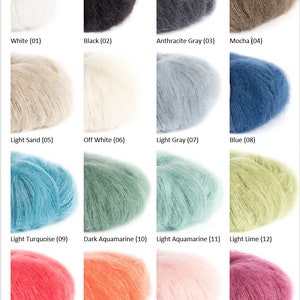 K&ouml;nnte beinhalten: Eine Farbkarte mit 16 verschiedenen Farbt&ouml;nen von Garn. Das Garn ist eine weiche, flauschige Mohairmischung. Die Farben umfassen Wei&szlig;, Schwarz, Grau, Mokka, Hellesand, Offwhite, Hellgrau, Blau, Hellt&uuml;rkis, Dunkel-Aquamarin, Hell-Aquamarin, Hellgr&uuml;n, Pfirsich, Pastellrot und Dunkelrosa.