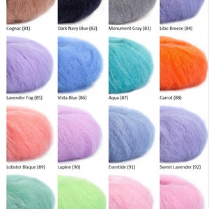K&ouml;nnte beinhalten: Eine Sammlung von 16 Garnkn&auml;uel in verschiedenen Farben, darunter Cognac, Dunkelblau, Monumentgrau, Fliederwind, Lavendelnebel, Vista-Blau, Aqua, Karotte, Hummerbisque, Lupine, Abendhimmel, S&uuml;&szlig;lavandel, Feldspat, Paradiesgr&uuml;n, Rosa Dame und Kirschbl&uuml;te.
