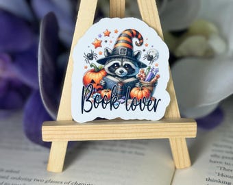 Pegatina de Halloween para amantes de los libros: mapache bruja