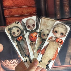 不気味な人形のラミネートブックマーク、ファンタジーゴシックリーダー用、不気味なブックマーク、ハロウィーンのユニークな本のグッズ