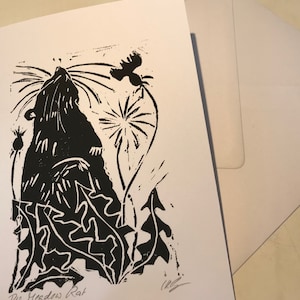 Könnte beinhalten: Schwarz-weißer Linolschnitt eines Ratten, der auf einem Löwenzahn steht, mit einem Vogel, der darüber fliegt. Der Druck ist mit "The Hedonist Rat" betitelt und vom Künstler signiert.