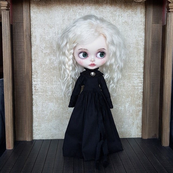 Black long dress and collar in the Gothic style for Blythe and Pullip dolls.